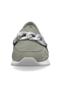 Groene suède sneaker met een witte zool, voorzien van een opvallende zilveren kettingaccent over de voorkant. Ronde vorm en gestikte details.