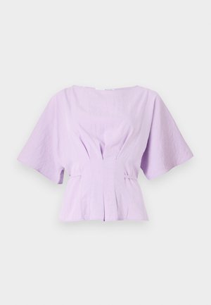 Lilla linned blouse med korte, brede ærmer, samlet detaljering i taljen og en afslappet pasform, med subtile plisseringer foran.