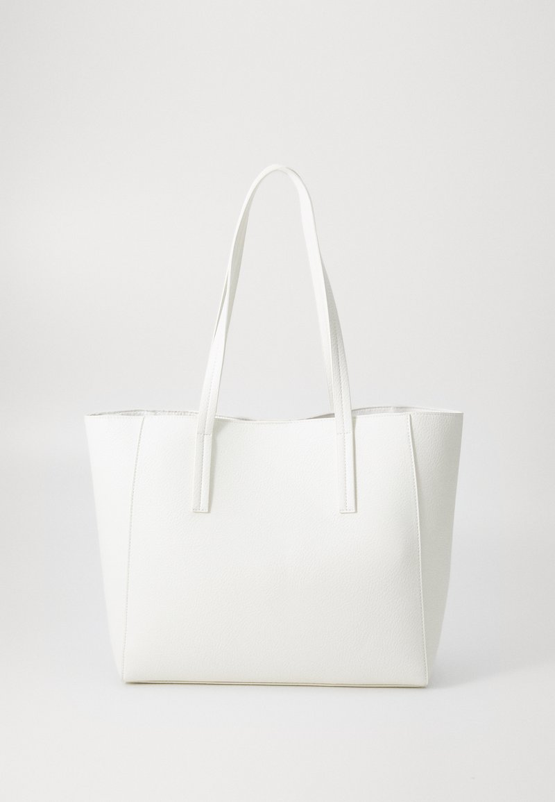 Hvid tote bag i glat, tekstureret syntetisk materiale, med to flade håndtag og en rummelig åben top for nem adgang.