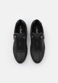 Baskets noires avec une tige en mesh noir texturé, des accents en cuir lisse, un bout rond, un laçage à l'avant et une fermeture éclair décorative sur le côté.