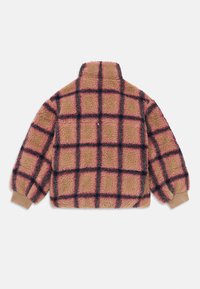 Flauschige braun-pinke Karo-Jacke mit hohem Kragen und elastischen Bündchen, von hinten vor weißem Hintergrund gezeigt.