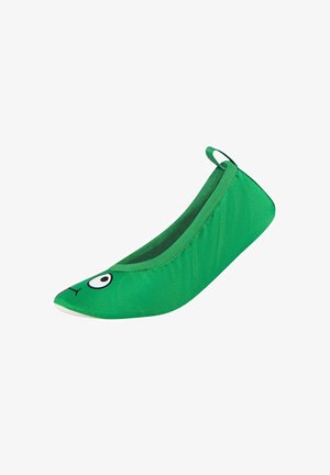 Grüne flache Schuhe aus weichem Stoff, mit einer abgerundeten Spitze, die ein Cartoon-Froschgesicht zeigt, große Augen und ein kleines Detail einer rosa Zunge.