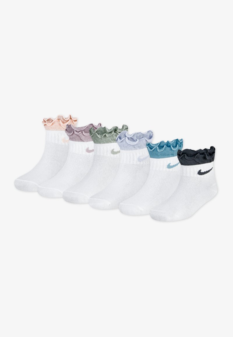 Ensemble de six paires de chaussettes blanches avec des bordures froncées colorées en pêche, lavande, vert, bleu et noir ; dotées du logo Nike dans des couleurs assorties.