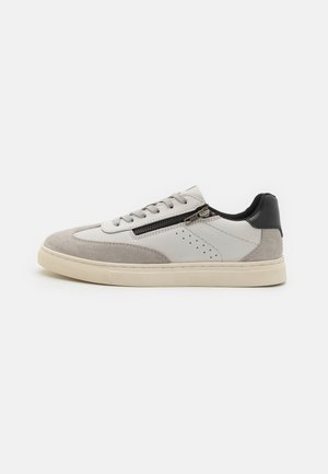 Trainers - white
