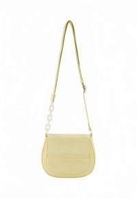 Geantă galbenă de umăr din piele cu finisaj neted, formă curbată și curea accentuată cu lanț. Are un buzunar frontal cu clapetă.