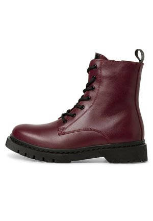 Bottines en cuir bourgogne avec lacets noirs, semelle plate en caoutchouc, coutures renforcées et languette au dos. Texture lisse.