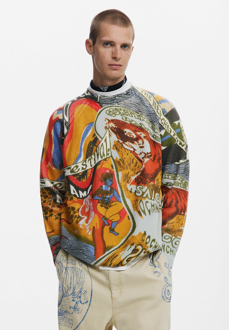 Multifarvet strikket sweater med et collage af grafik, herunder løver og figurer. Ribbet tekstur med rund halsudskæring og kraftige prints.