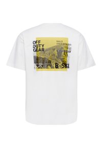 Hvid bomulds T-shirt med grafisk print i gul og sort, der viser teksten "OFF DUTY GEAR" og bjergbilleder på ryggen.