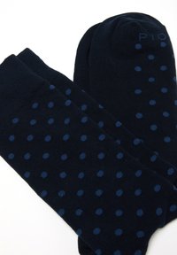Calzini blu marino con pois azzurri; realizzati in tessuto morbido, con bordo a costine e un sottile logo del marchio sulla punta.