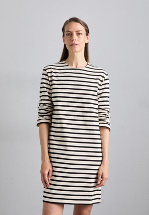 Raidoitu mekko beige ja mustana, jossa on pitkät hihat, pyöreä pääntie ja suora siluetti, jossa on sivurei'ät helmassa.