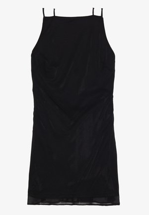 Svart ermeløs kjole laget av glat stoff, med tynne stropper og en drapert design med en svakt buet hemlengde.