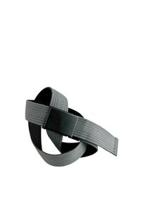 Ceinture en tissu gris tissé avec une boucle rectangulaire noire, bouclée et torsadée sur fond blanc.