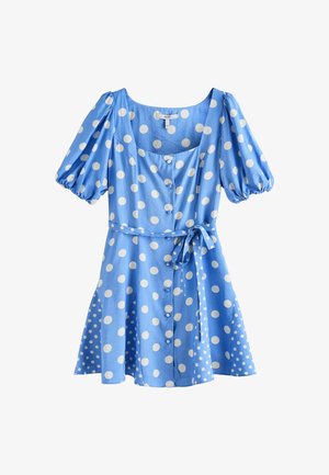 Modré krátke šaty s bielymi bodkami, balónikovými rukávmi, zapínaním na gombíky vpredu a pásikom v páse, rozšírenou sukňou.