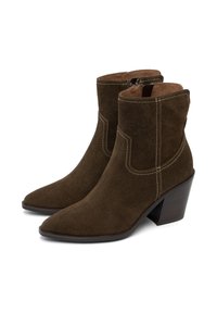 Botas de ante marrón hasta el tobillo con puntera puntiaguda, tacones apilados, costuras contrastantes y cremalleras laterales para un fácil uso.
