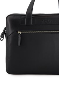 Schwarze Leder-Laptoptasche mit einem Front-Reißverschlussfach, doppelten Griffen und einer strukturierten Oberfläche. Logo auf dem oberen Panel eingeprägt.
