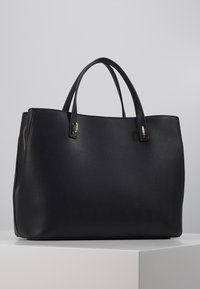 Sac fourre-tout en cuir noir avec une finition texturée, poignées supérieures et accents en métal doré. Design spacieux et structuré.