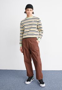 Ellesse DRILLAR - Oldalzsebes nadrágok - dark brown