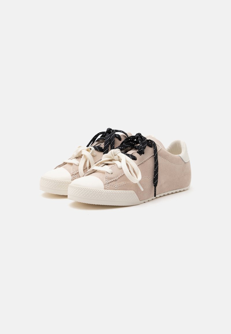 Paar hellbeiger Freizeitsneaker mit weißen Zehenkappen und gemischten schwarz-weißen Schnürsenkeln auf weißem Hintergrund.