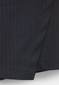 Tissu bleu foncé avec de fins rayures verticales. Le matériau semble tissé, avec une texture lisse et des bords nets.