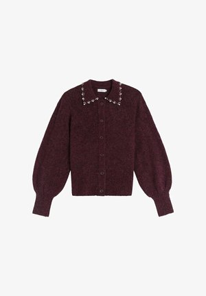 Bordeaux cardigan met een gestructureerde afwerking, voorzien van een decoratieve kraag versierd met kleine faux parels, en knoopsluiting aan de voorkant.