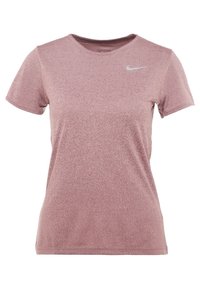 Camiseta corta de manga corta de Nike en color rosa, con cuello redondo, tela texturizada y un pequeño logo blanco en la parte superior izquierda del pecho.