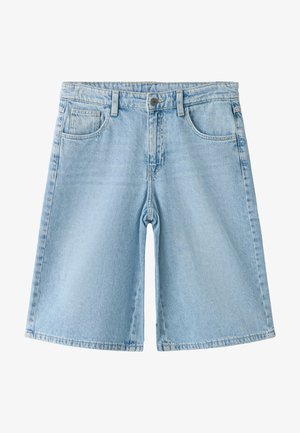 Svijetlo plave traper hlačice s petljama za remen, prednjim gumbom i patentnim zatvaračem, dva prednja džepa i džep za kovanice, prikazane ravno na bijeloj pozadini.