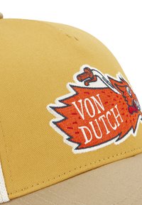 Casquette jaune au design structuré, ornée d'un graphisme de renard orange brodé et du texte "VON DUTCH" en blanc. Matériau en coton, visière plate.