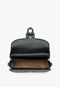 Zwarte leren tas met een gestructureerde vorm, voorzien van een bovenklep sluiting, een gladde textuur en een gevoerd interieur in een lichtere kleur.
