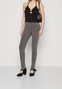 Noisy May Vaqueros pitillo - grey denim