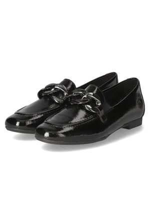 Mocassins en cuir verni noir avec un détail en chaîne à l'avant, dotés d'un talon plat et d'une texture lisse et brillante. Forme au design classique.