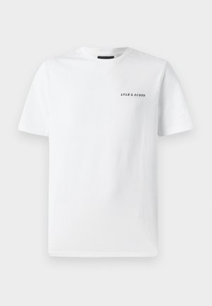 Camiseta de algodón blanca con cuello redondo, mangas cortas y el texto negro "LYLE & SCOTT" impreso en la parte superior izquierda del pecho.