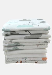 Conjunto de nueve pañuelos de muselina de algodón, con patrones de nubes y estrellas en colores suaves como menta, gris y blanco; textura ligera y transpirable.