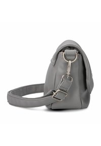 Borsa a tracolla in pelle grigia con una forma strutturata, tracolla regolabile e dettagli in metallo argentato. Presenta una chiusura a zip e una superficie testurizzata.