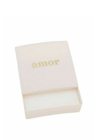 En vit låda med ett slätt, rundat lock. Ordet "amor" är tryckt i guldtext på toppen. Insidan är enkel, utan ytterligare designelement.