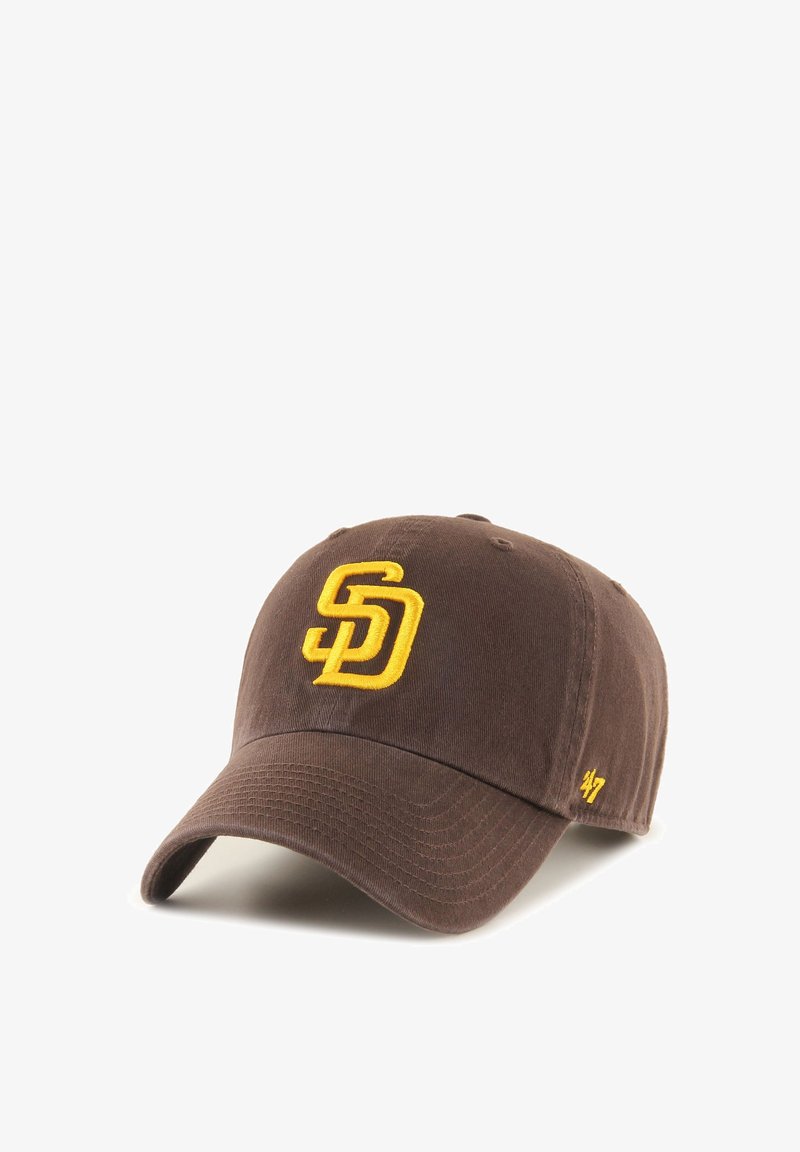 Rjav bejzbolski klobuk z rumeno izvezeno oznako "SD" in majhno oznako "47" na strani. Prikazan na beli podlagi.