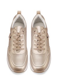 Sneakers sintetici dorati con dettagli perforati, lacci all'anteriore, colletto imbottito e suola in gomma. Accentuati da un emblemma metallico circolare.