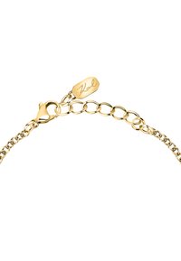 Gul metallkedja armband med sammanlänkade länkar, försett med en smideslås och en tagg graverad med "Karl." Slät och glänsande yta.