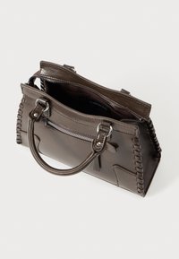 Hnedá kožená kabelka s tkaným detailom na boku, hornými rukoväťami a hlavnou priehradkou so zipsom. Vo vnútri je tmavé podšívka.