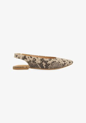 Slingback flad sko med spids tå, der har et beige og sort slangeskinds mønster, flad sål og et åbent hældesign.