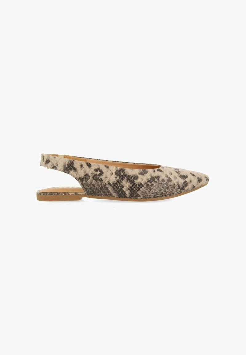 Chaussure plate slingback avec un bout pointu, présentant un motif en serpent beige et noir, une semelle plate et un design à talon ouvert.