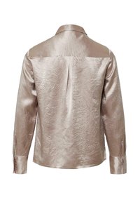 Frontale langärmlige Bluse aus glänzendem, hellbeigem Stoff mit Kragen, Rückenfalte und knöpfbaren Manschetten. Glatte Textur.