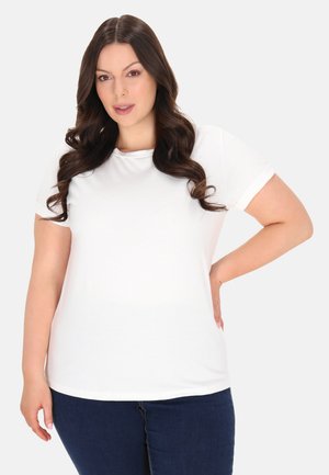 Hvid t-shirt med korte ærmer og rund halsudskæring, blød tekstur og afslappet pasform, parret med mørkeblå jeans.