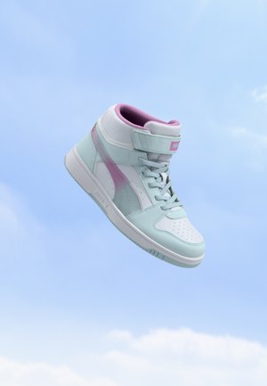 Baskets montantes avec panneaux bleu clair et blanc, logo Puma rose et doublure intérieure rose, présentées sur un fond de ciel bleu clair.