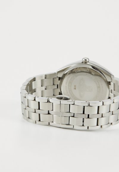 Zilveren roestvrijstalen horloge met een schakelarmband, voorzien van een ronde kast, een gladde bezel en een gepolijste afwerking.
