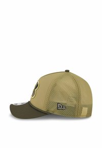 Khaki-Cap mit weichem Frontbereich, Netzrücken und gebogenem Schirm. Mit einem Logo auf der Vorderseite und einem Markenlabel an der Seite.