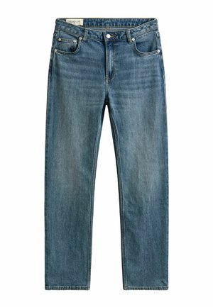 Jean bleu à coupe droite avec cinq poches, fermeture par bouton et étiquette de marque GANT sur la ceinture.