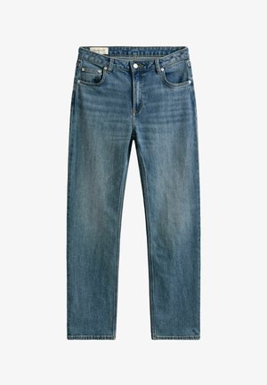 Jean bleu à coupe droite avec cinq poches, fermeture par bouton et étiquette de marque GANT sur la ceinture.