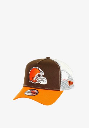 Braune und orange verstellbare Baseballmütze mit weißem Mesh-Rücken und dem Logo eines Cleveland Browns Footballhelms auf der Vorderseite.