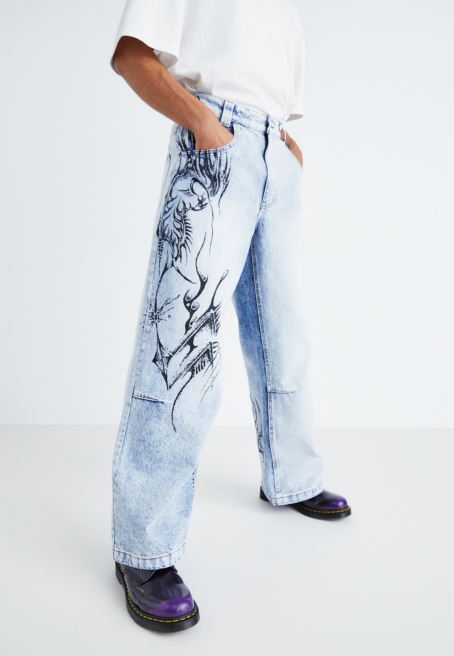 Jaded London LAZYWILLY DECAL COLOSSUS - Relaxed fit jeans - light 