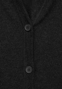 Černý cardigan z jemného, texturovaného úpletu, s výstřihem do V a dvěma černými knoflíky vpředu, nabízí jednoduchý a klasický design.